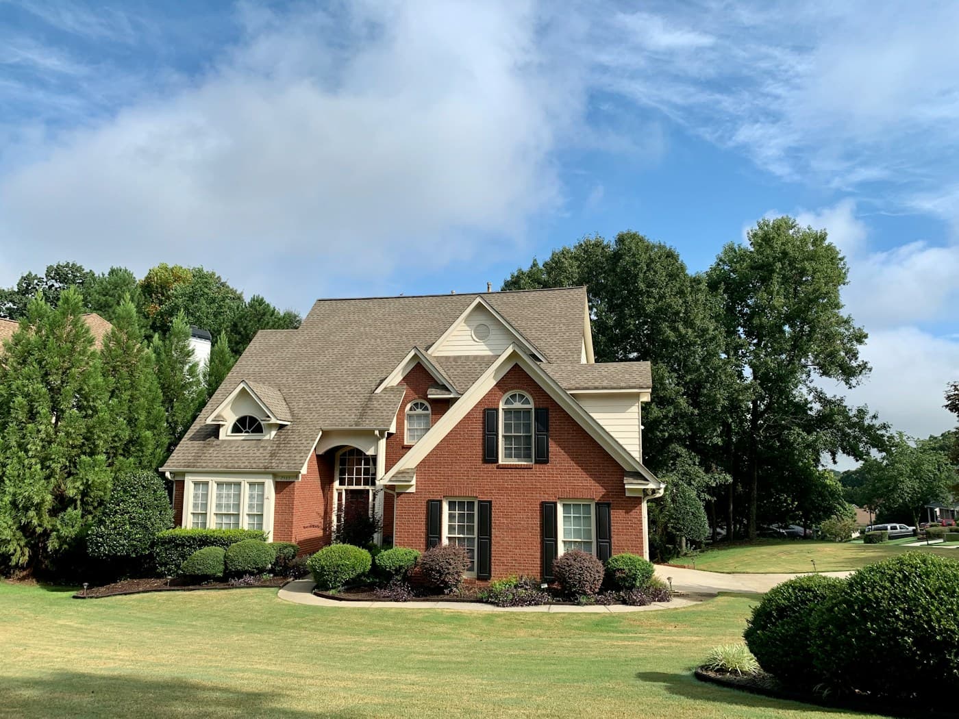 A clean, well-kept suburban home with a manicured lawn in Macomb County